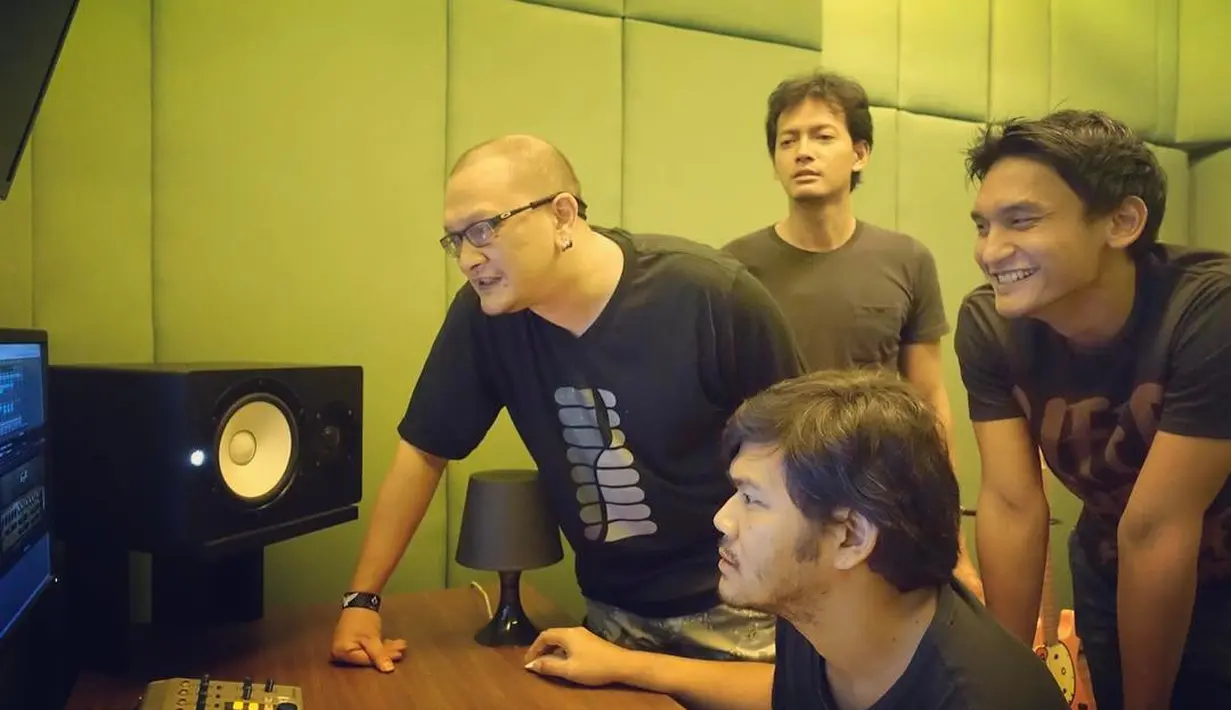 Fedi Nuril mengaku bahwa setiap promo film barunya, selalu mengajak anak beserta istri. Begitu juga saat promo di luar kota maupun luar negeri, pria 35 tahun itu selalu mengajaknya. (Instagram/fedinuril)