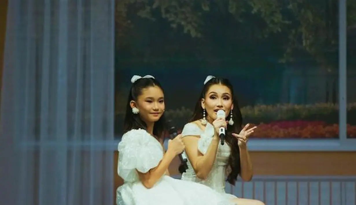 Bilqis dan Ayu Ting Ting baru saja bernyanyi bersama di atas panggung ulang tahun di salah satu televisi swasta, dengan membawakan salah satu lagu NewJeans. [@ayutingting92]