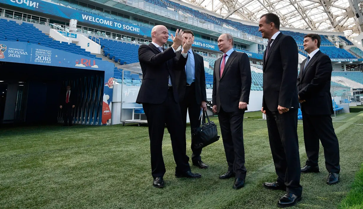 Presiden Rusia, Vladimir Putin berbincang dengan Presiden FIFA, Gianni Infantino saat mengunjungi Stadion Fisht di Sochi, Kamis (3/5). Fisht Stadium menjadi salah satu  venue untuk Piala Dunia 2018. (Alexei Nikolsky, Sputnik, Kremlin Pool via AP)