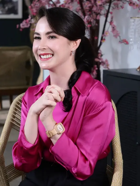 Arumi tampil anggun sederhana yang banjir pujian netizen dengan inner berwarna pink, lalu ditumpuknya dengan kemeja satin bernuansa senada. [Foto: Instagram/arumibachsin_94]