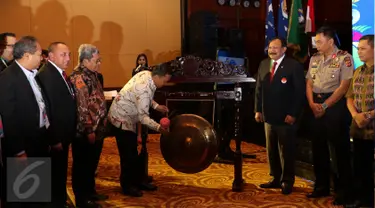Menpora Imam Nahrawi (tengah) memukul gong tanda dibukanya Kongres PSSI 2017 di Bandung, Minggu (8/1). Salah satu yang dibahas adalah pencabutan hukuman kepada klub atau individu anggota PSSI. (Liputan6.com/Helmi Fithriansyah)