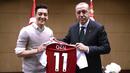 "Setelah pertimbangan yang matang, saya mengumumkan pengunduran diri saya segera dari sepak bola profesional," tulis pria keturunan Turki tersebut  di akun media sosialnya. (Photo by KAYHAN OZER / TURKISH PRESIDENTIAL PRESS SERVICE / AFP)
