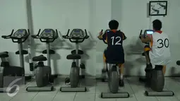 Siswa menggunakan peralatan fitnes di SMA Negeri 2 Tamansari, Jakarta, Kamis (14/4). Untuk meningkatkan mutu sekolah negeri, pemerintah diharapkan melengkapinya dengan beragam fasilitas keterampilan, kesenian dan kesehatan. (Liputan6.com/Gempur M Surya)