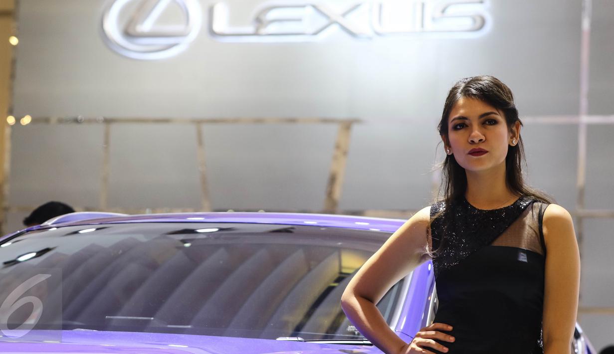 Model berdiri di samping mobil Lexus saat pameran otomotif Gaikindo Indonesia International Auto Show (GIIAS) di ICE BSD, Tangerang Selatan, (11/08). GIIAS 2016 dimeriahkan oleh 361 booth pameran. (Liputan6.com/Fery Pradolo)