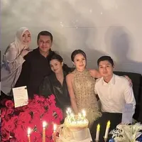 Ulang tahun Beby Tsabina kali ini semakin spesial karena telah berstatus sebagai istri. Di momen ulang tahunnya ia pun mendapat kejutan dari suami, orangtua, dan adiknya. [@bebytsabina]