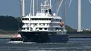 Kapal pesiar MV Hondius yang terdampak Hantavirus berlayar di lepas pantai Belanda saat mendekati pelabuhan Rotterdam pada Senin 18 Mei 2026. (NICOLAS TUCAT/AFP)