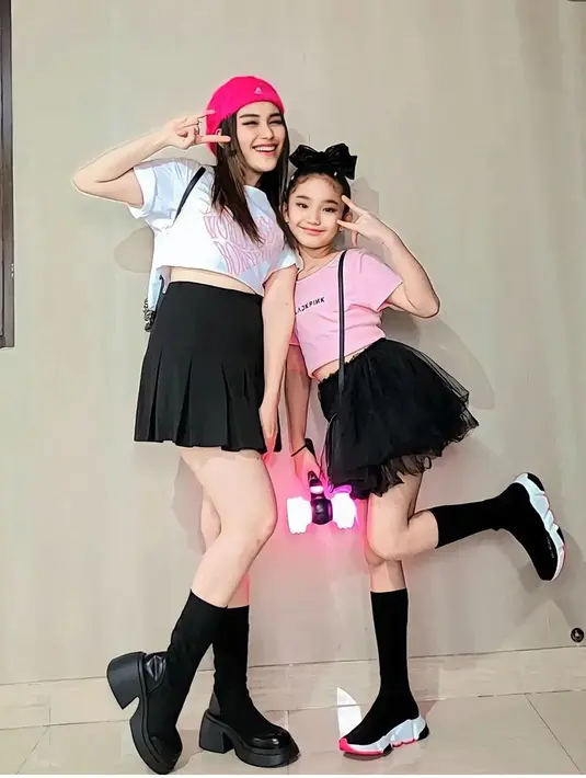 Ayu Ting Ting mengajak Bilqis menyaksikan konser Blackpink di Jakarta. Keduanya pun tampil seru dengan atasan kaos dipadukan rok pendek hitam. [@ayutingting92]