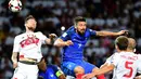 Pemain Belarusia, Mikhail Sivakow (kiri) berebut bola dengan penyerang Prancis, Olivier Giroud pada kualifikasi Piala Dunia 2018 di Borisov Arena, Borisov, Belarusia. (AFP/Franck Fife)