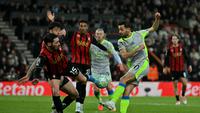Gelandang Manchester City, Bernardo Silva, mendapatkan adangan dari sejumlah pemain Bournemouth pada lanjutan Liga Inggris 2025/2026 di Vitality Stadium, Rabu (20/5/2026) malam WIB. (Glyn KIRK / AFP)
