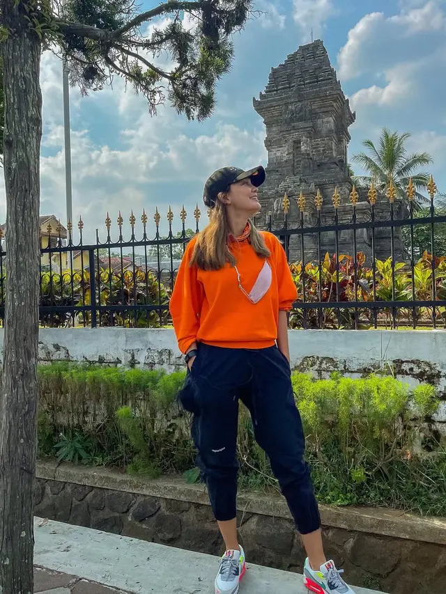 9 Gaya Luna Maya saat Pakai Sepatu Sneakers yang Stylish dan Kasual