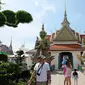 Selama traveling ke Bangkok, kamu bisa mengunjungi lokasi wisata budaya yang terkenal. Wat Arun misalnya.