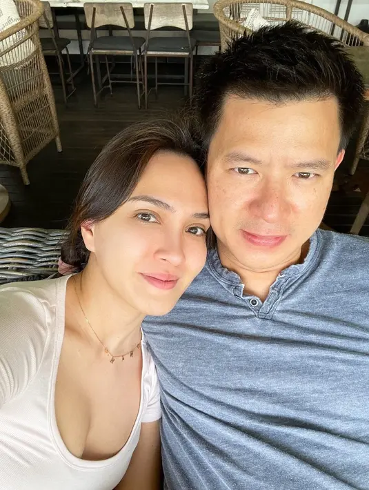 Pose mesra bareng suami, Shandy dan David menikmati liburan mereka bersama. (Instagram @shandyaulia)