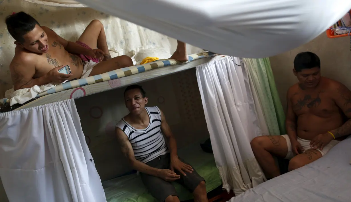  Para Narapidana saat berbincang di penjara La Joya, Panama City , Panama, (29/1/2016). Di penjara ini terdapat sebuah penjara yang dikhususkan untuk para narapidana Trangender dan LGBT. (REUTERS / Carlos Jasso)