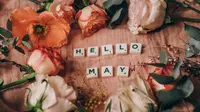 Ilustrasi bulan Mei. (Photo by Polina Kovaleva: https://www.pexels.com/photo/close-up-shot-of-scrabble-tiles-beside-flowers-6945799/)