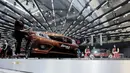 SPG menunggu pengunjung di pameran otomotif GIIAS 2017 di ICE BSD, Tangerang, (19/8/2017).  Pameran otomotif terbesar se-Asia Tenggara tersebut menampilkan 30 merek mobil dan produk otomotif lainnya. (Bola.com/M iqbal Ichsan)