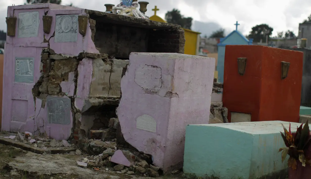 Sebuah pemakaman di San Marcos, Guatemala, rusak parah akibat gempa berkekuatan 6,9 Skala Richter, Senin (7/7/14). (REUTERS/Jorge Dan Lopez)