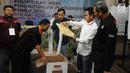 Panitia mengambil dokumen dari dalam kotak suara saat proses rekapitulasi penghitungan suara Pemilu 2019 tingkat Kota Jakarta Selatan di Hotel Maharaja, Jakarta, Selasa (7/5/2019). Proses penghitungan suara diselenggarakan selama tiga hari. (Liputan6.com/Herman Zakharia)