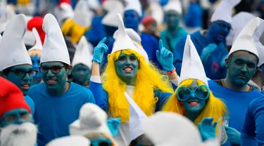 Orang-orang berpakaian seperti Smurf untuk memecahkan rekor pertemuan terbesar di dunia, di Landerneau, Prancis barat, Sabtu (7/3/2020). Sebanyak 3.500 orang berkumpul dan berdandan serba biru seperti Smurf, bahkan ada yang mengecat wajah dan kulit mereka. (Photo by Damien MEYER / AFP)