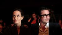 Perceraian Angelina Jolie dan Brad Pitt belum juga usai. Kini Angelina Jolie bahkan menyesali hubungannya dengan Brad. (CARL COURT  AFP)