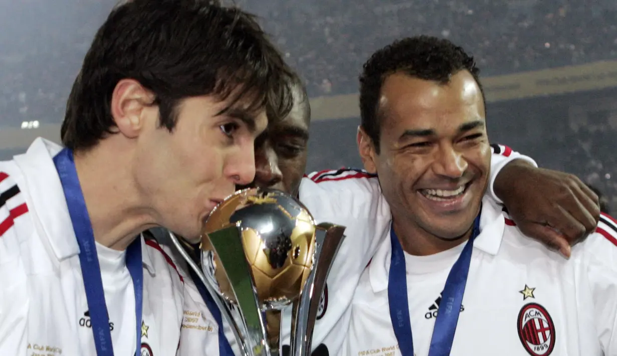Cafu - Pemain Brasil yang murah senyum ini begitu dihormati baik oleh lawan maupun kawan. Hal yang unik dimiliki mantan bek AC Milan ini adalah senyuman yang ia perlihatkan saat melakukan protes kepada wasit. (AFP/Toshifumi Kitamura)