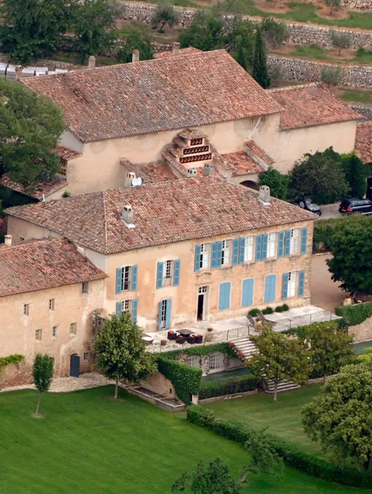 Chateau Miraval, salah satu rumah mewah yang dimiliki pasangan Brangelina. Pada tahun 2012, Brangelina memutuskan membeli rumah berkonsep klasik abad ke-18 ini seharga USD 60 Juta atau Rp. 789.4 milyar. (doc.dailymail)