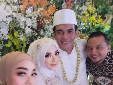 Keduanya melangsungkan pernikahan pada Minggu (27/11) kemarin. Momen pernikahan ini seketika mencuri perhatian berkat potret penampilan istri baru Teddy Syah. Diketahui Anne merupakan pengusaha di bidang fashion hingga kuliner. (Liputan6.com/IG/@nitanitnot02).