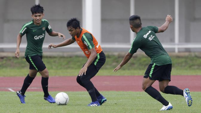 Pemain Timnas Indonesia U-22, Rachmat Irianto, menggiring bola saat latihan di Stadion Madya Senayan, Jakarta, Selasa (22/1). Latihan ini merupakan persiapan jelang Piala AFF U-22. (Bola.com/Yoppy Renato)