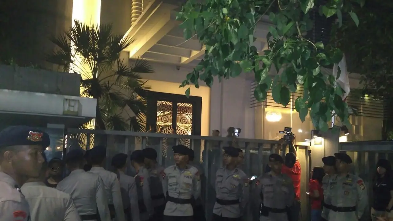 Belasan Brimob berjaga di kediaman Novanto (Liputan6.com/Jennar Kiansantang)