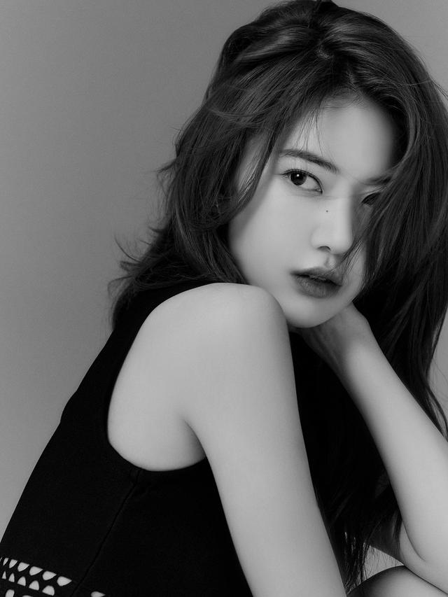 Miyawaki Sakura Le Sserafim. (Source Music via Soompi)