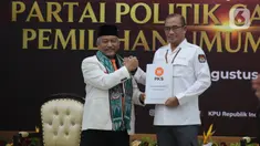 Ketua KPU RI Hasyim Asy'ari menerima berkas dari Presiden PKS Ahmad Syaikhu di Gedung Komisi Pemilihan Umum (KPU) RI, Jakarta, Senin (1/8/2022). Pendaftaran calon partai politik (parpol) peserta Pemilu dimulai tanggal 1 hingga 14 Agustus 2022. Pada hari pertama partai yang mendaftar yakni PDIP, PKS, PKP, Partai Reformasi, Partai Nasdem, Partai Prima, Perindo, dan PBB. (Liputan6.com/Angga Yuniar)