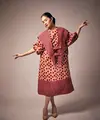 Amanda Hartanto menggarap batik dengan konsep yang cukup playful. Menerapkan batik cap dan batik tulis dalam potongan midi dress yang apik [instagram/amandahartantobatik]