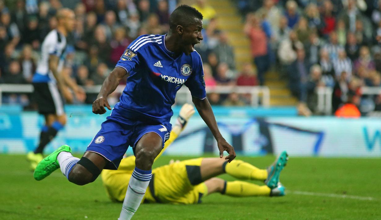 Ramires. Eks gelandang tengah Brasil beruia 35 tahun yang baru saja pensiun pada September 2022 bersama Palmeiras ini didatangkan Chelsea dari Benfica pada awal musim 2010/2011 dengan nilai transfer 22 juta euro. Bertahan hingga tengah musim 2015/2016 ia total tampil dalam 251 laga di semua ajang dengan torehan 34 gol dan 25 assist, serta mampu merebut 5 trofi yaitu Piala FA 2011/2012, Liga Champions 2011/2012, Liga Europa 2012/2013, Premier League 2014/2015 dan Piala Liga 2014/2015. (AFP/Ian MacNicol)