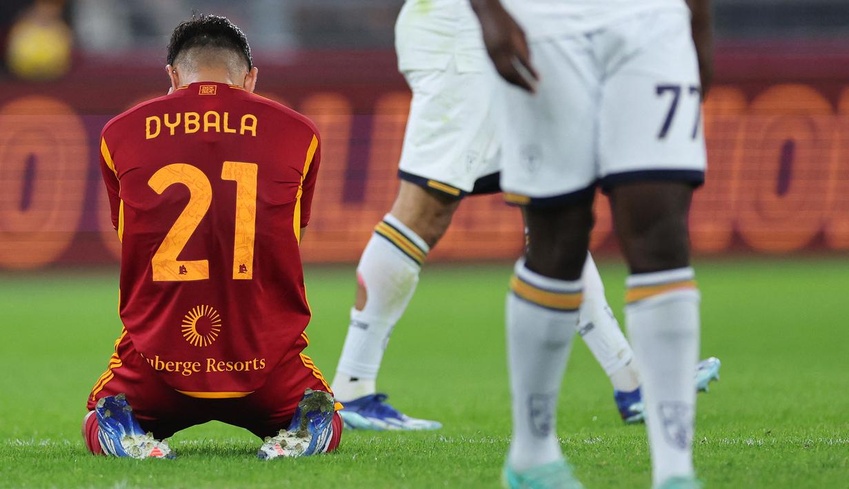 Reaksi kecewa Striker AS Roma, Paulo Dybala setelah membuang peluang saat menghadapi Lecce pada laga pekan ke-11 Liga Italia 2023/2024 di Olimpico Stadium, Roma, Senin (6/11/2023) dini hari WIB. (AFP/Alberto Pizzoli)