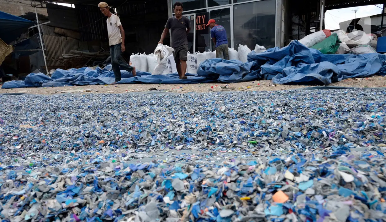 <p>Pekerja menjemur leburan sampah plastik di gudang pengolahan sampah plastik kawasan Bekasi, Rabu (15/9/2021). Riset terbaru Sustainable Waste Indonesia (SWI) mengungkapkan skema ekonomi sirkular sebagai salah satu strategi untuk pengelolaan sampah plastik. (Liputan6.com/Herman Zakharia)</p>