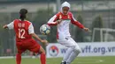 Pemain wanita Iran, Sabnam Behesht (kanan) berebut bola dengan pemain Singapura Ho Hui Xin selama kualifikasi Kejuaraan Piala Asia Wanita AFC tahun 2018 di Hanoi, Vietnam (5/4). (AFP Photo / Hoang Dinh Nam)