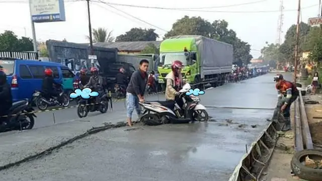 6 Potret Motor Terjebak di Jalan Cor Basah Ini Bikin Elus Dada