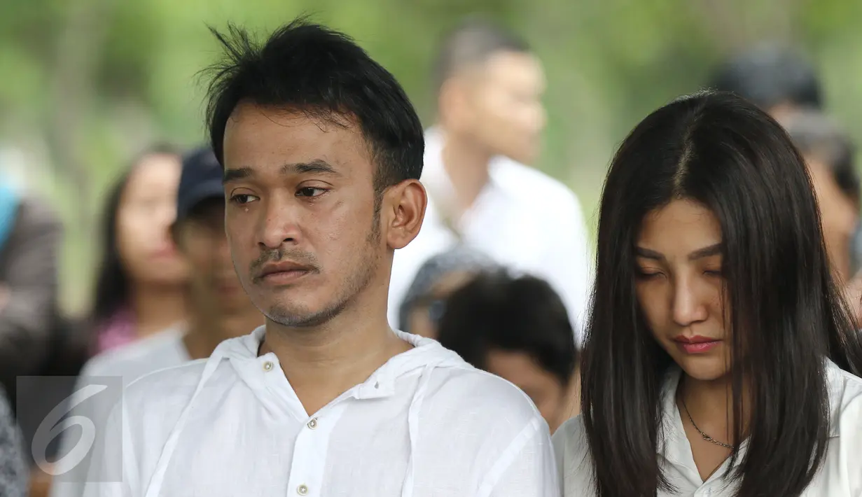 Raut kesedihan Ruben Onsu saat prosesi pemakaman sang ayah, Johannes Abraham Onsu di TPU Pondok Ranggon, Jakarta Timur, Rabu (1/2). Beberapa artis tampak hadir dalam prosesi pemakaman ayah Ruben dan Jordi Onsu tersebut. (Liputan6.com/Herman Zakharia)