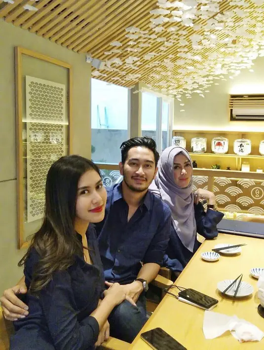 Hal ini pertama kal diketahui lewat akun Instagram Raffi Ahmad yang membuat tulisan di unggahan fotonya. Raffi mengucapkan selamat berbulan madu untuk Syahnaz dan Jeje sambil meledeknya. (Instagram/syahnazs)