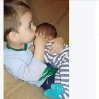 Buat kamu yang suka bertengkar dengan sudara-saudaramu, maka simak video lucu kakak adik yang satu ini.