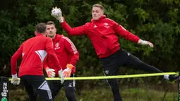 Kekompakan penjaga gawang Setan Merah terlihat dalam sesi latihan yang menggunakan net dan bola ukuran kecil. (Twitter/@ManUtd)