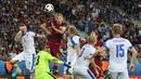 Pemain Rusia, Vasily Berezutskiy, menyundul bola ke arah gawang Slovakia pada laga kedua Grup B Piala Eropa 2016 di Stadion Pierre-Mauroy, Lille, Rabu (15/6/2016) malam WIB. (AFP/Philippe Huguen)