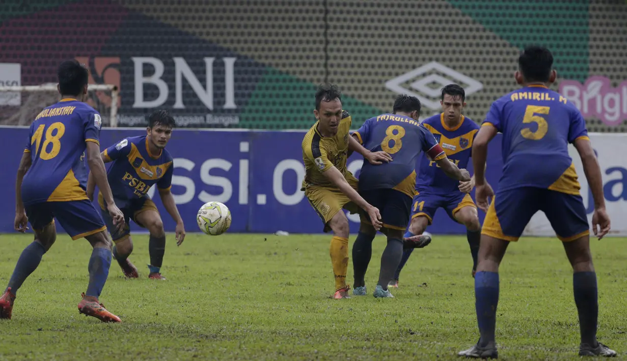 Gelandang Bhayangkara FC, Rachmat Hidayat, berusaha merebut bola saat melawan PSBL Langsa pada Piala Indonesia 2018 di Stadion PTIK, Jakarta, Jumat (1/2). Bhayangkara menang 4-3 atas PSBL. (Bola.com/Yoppy Renato)
