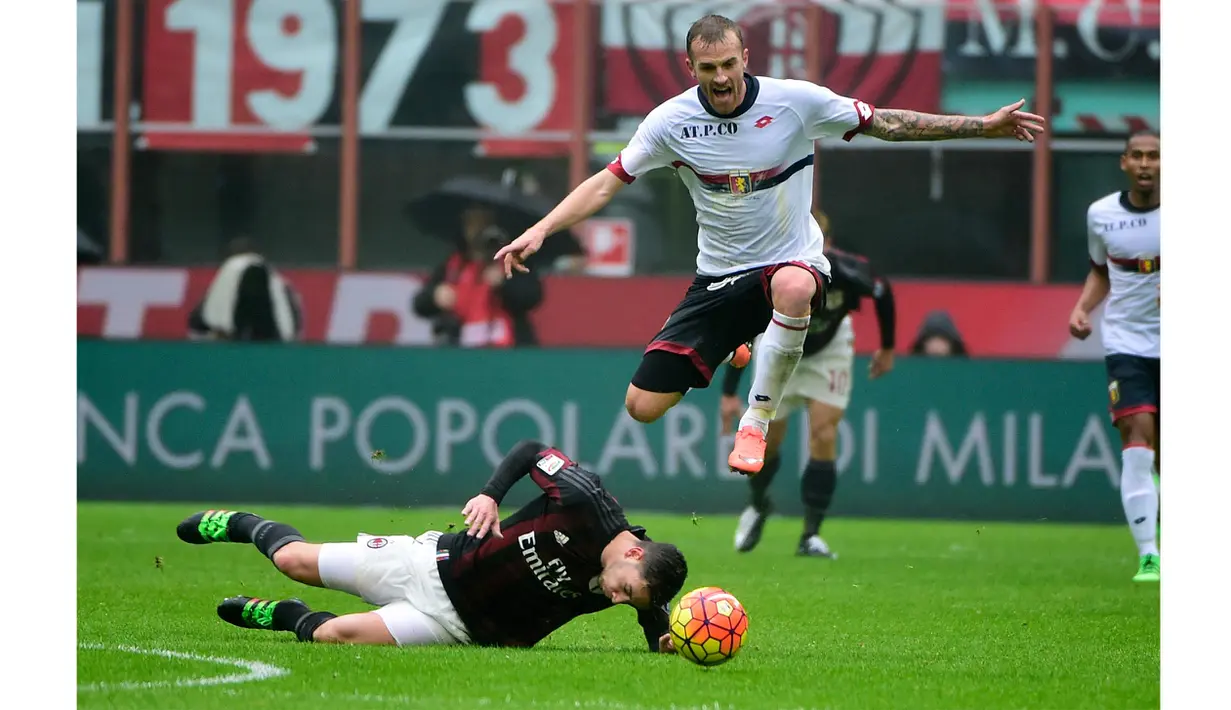 Pemain AC Milan, Andrea Bertolacci (kiri) menghalau bola dengan kepala dari kejaran pemain Genoa,  Darko Lazovic pada lanjutan Liga Italia Serie A pekan ke-25 di Stadion, San Siro, Milan, Minggu (14/2/2016) WIB. (AFP/Olivier Morin)