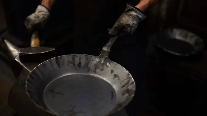 Pembuatan Wajan Besi Manual