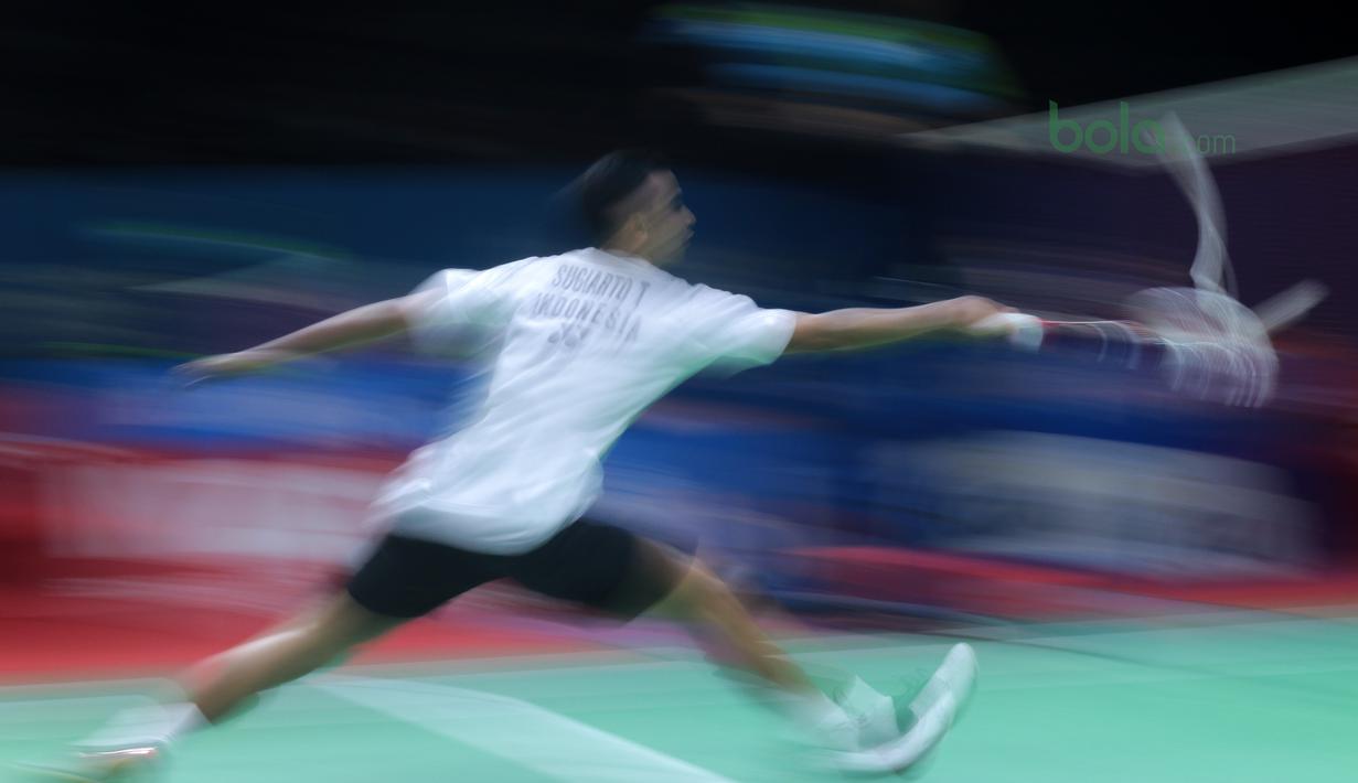 Tommy Sugiarto berusaha mengembalikan kok ke arah lawannya Khosit Phetpradab pada babak pertama Indonesia Open 2018 di Istora Senayan, Jakarta, (4/6/2018). Tommy menang 20-22 21-10 21-16.  (Bola.com/Nick Hanoatubun)