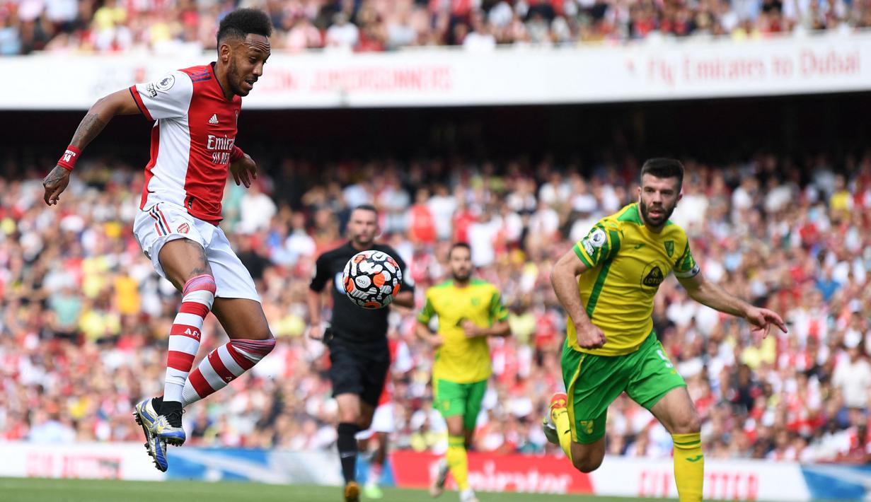 Pierre-Emerick Aubameyang menjadi penentu kemenangan Arsenal atas Norwich City. Dia mencetak gol pada menit ke-66 setelah memanfaatkan bola sodoran Nicolas Pepe.  (Foto: AFP/Daniel Leal-Olivas)