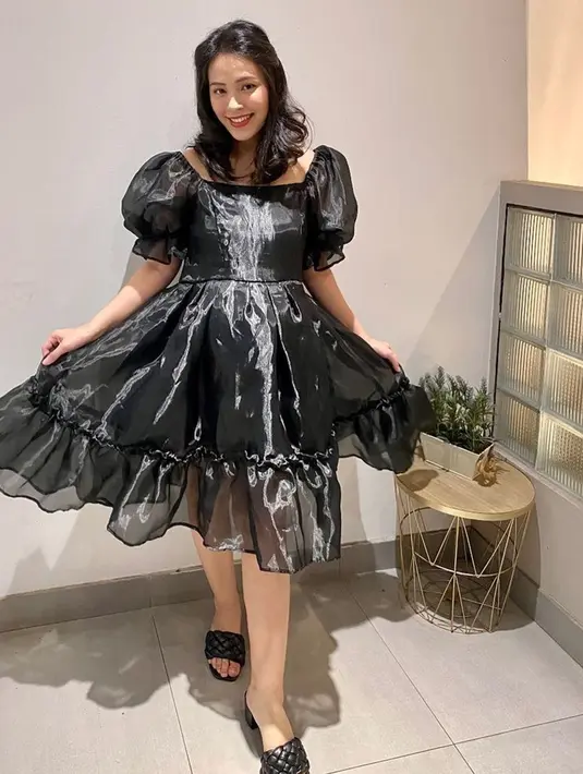 Ibu 3 anak ini kian terlihat anggun dengan dress warna hitam. Penampilan menawan Lady dengan outfit serba hitam ini tuai atensi. Beragam pujian pun mengalir dengan penampilan Lady yang cantik ini. (Liputan6.com/IG/ladynayoan)