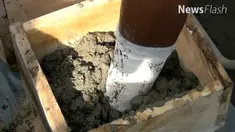 Petani pegunungan Kendeng kembali berunjuk rasa terkait operasional pabrik semen di Rembang, Jawa Tengah. Mereka memasung kaki dengan semen.