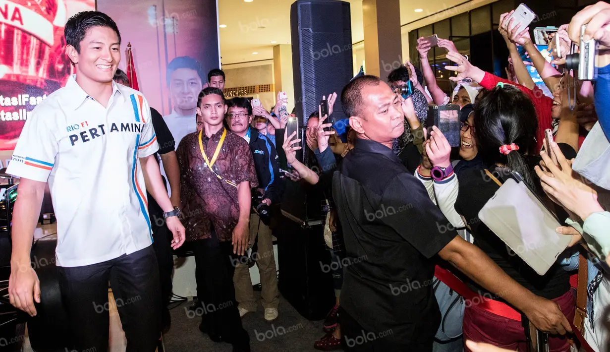 Pebalap kelahiran Solo, Jawa Tengah, Rio Haryanto, melempar senyum kepada para penggemarnya yang mayoritas wanita. (Bola.com/Vitalis Yogi Trisna)