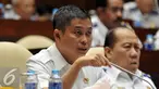 Menteri Perhubungan Ignasius Jonan saat menghadiri rapat kerja dengan Komisi V DPR di Gedung DPR, Jakarta, Selasa (26/1). Rapat membahas hasil pemeriksaan BPK tahun 2015 dan isu terkini terkait transportasi. (Liputan6.com/Johan Tallo)